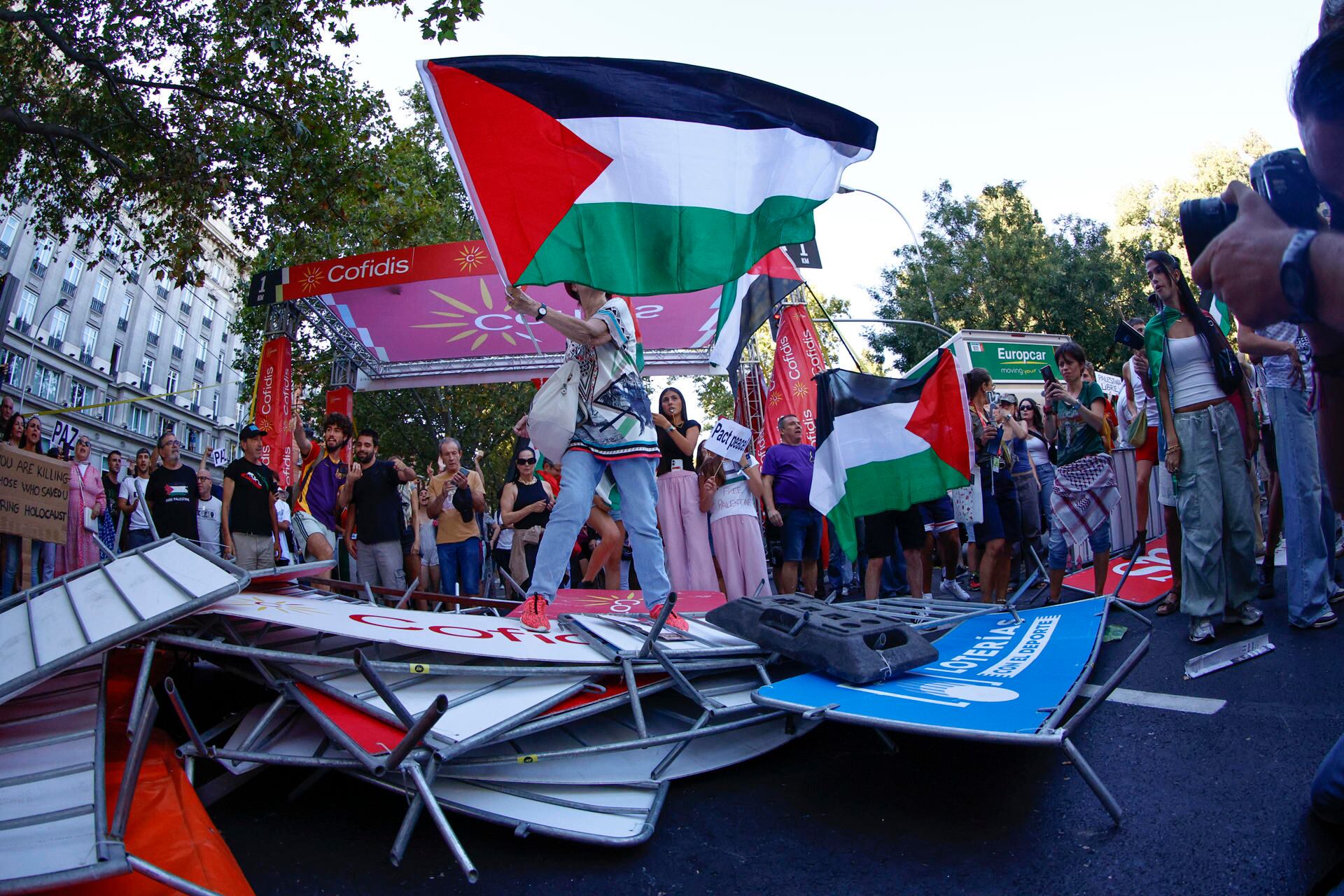 Los manifestantes propalestinos cortan el recorrido de los ciclistas en Madrid. (Rodrigo Jiménez/EFE)