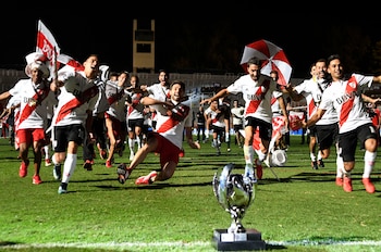 El festejo de los jugadores de River tras ganarle la Supercopa Argentina a Boca en 2018 (AFP / Andres LARROVERE)