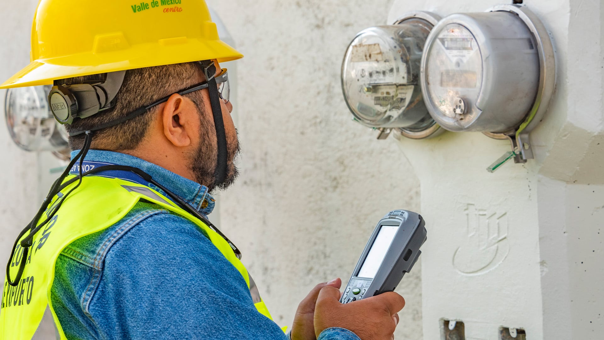 Los medidores digitales sustituyen a los mecánicos en la mayoría de los hogares, permitiendo lecturas más exactas y un mejor control del consumo energético. Crédito: CFE
