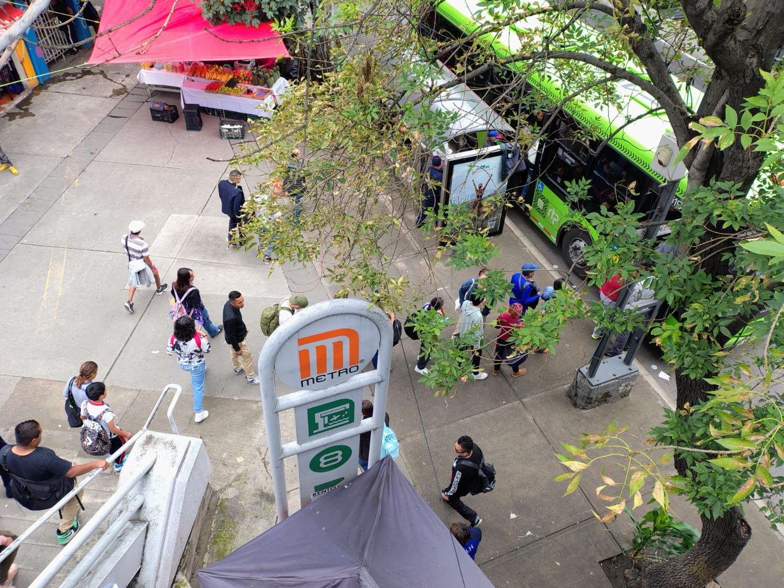 Aglomeraciones en Metro Apatlaco de la Línea 8 hoy lunes 30 de junio. Foto: Omar Martínez/Infobae México.