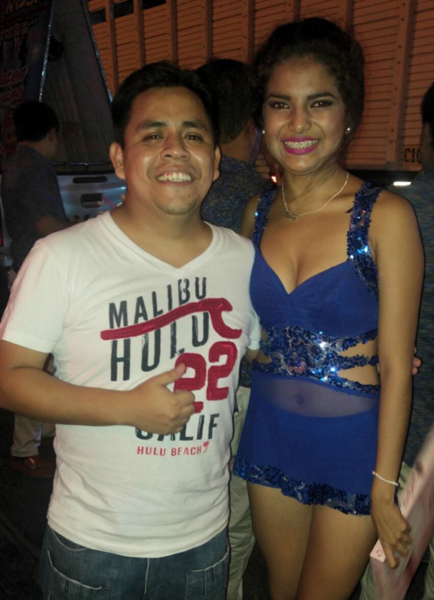 Susana Alvarado junto a un fan en sus primeros años junto a Corazón Serrano. Facebook/Susana Alvarado Carmen