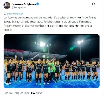 Captura de un mensaje en red social con texto y una imagen de jugadoras de hockey sobre césped celebrando en una cancha con focos nocturnos