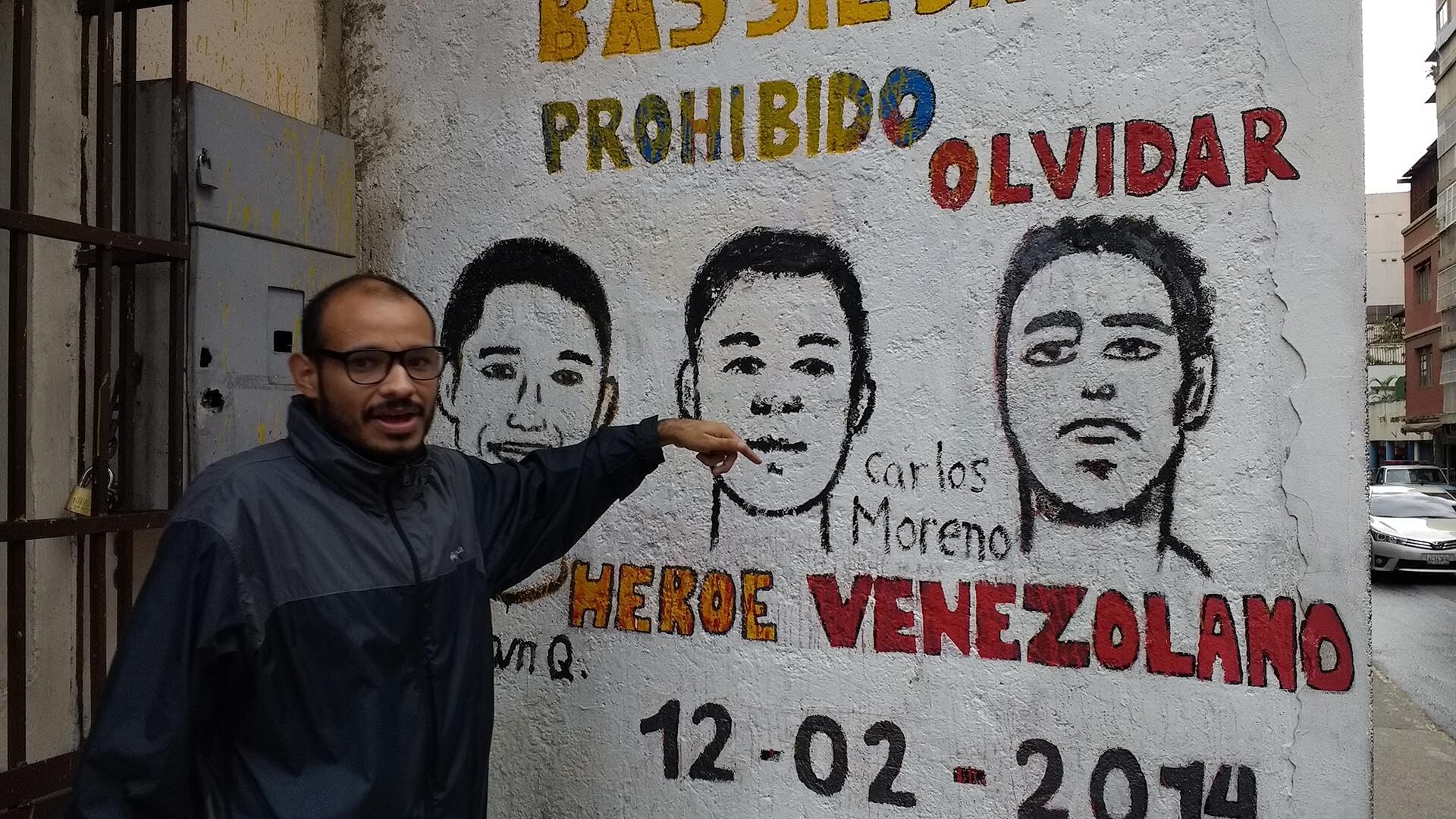 Carlos Julio Rojas frente al mural en homenaje a los muertos de La Candelaria durante las manifestaciones contra el régimen de Nicolás Maduro.
