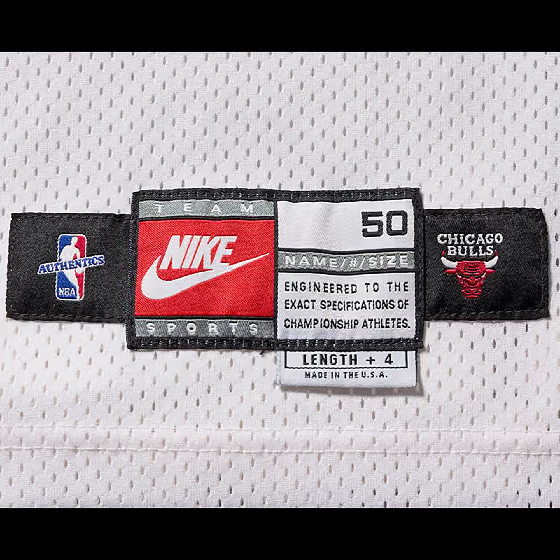 Una etiqueta de autenticidad y marca de Nike en una camiseta blanca de los Chicago Bulls con perforaciones es parte de la subasta de una camiseta icónica de Jordan.
