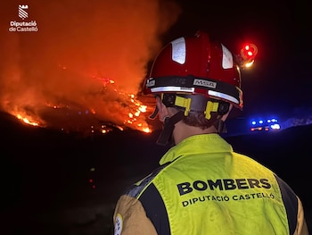 Un bombero durante las labores de extinción contra el incendio forestal de Tirig. (Diputación de Castellón )