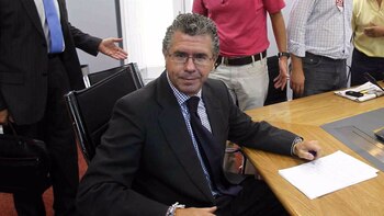 Amañar contratos y comprar cestas