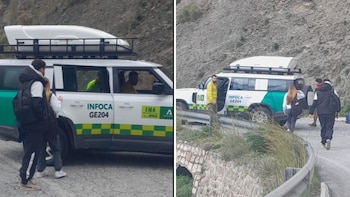 Agentes trasladan a alumnos en Granada tras un desprendimiento en la carretera. (X/INFOCA)