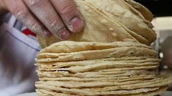 Tortillas de maíz más caras en Guatemala: de cuatro por USD 0.30 a dos, porciones más pequeñas y un maíz blanco que no afloja