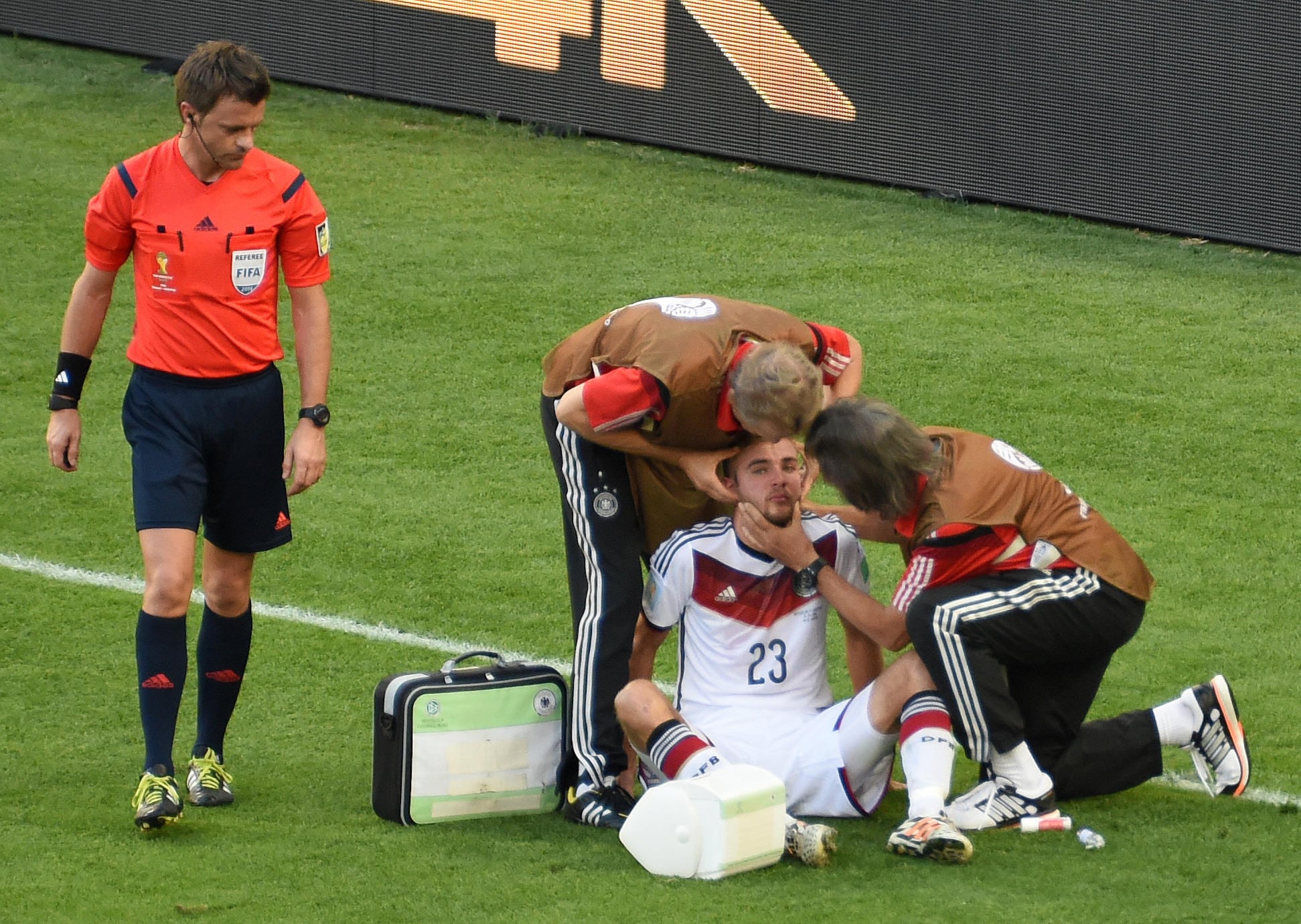 El árbitro Nicola Rizzoli contó que Christoph Kramer le preguntó en pleno partido si realmente estaba jugando la final del Mundial (Grosby)