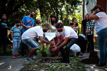 Varias personas participan en la