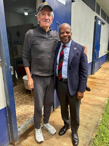 Visita de Todd Robinson (derecha)