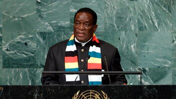 El presidente de Zimbabue aprueba