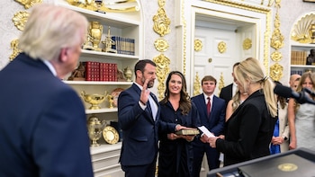 El republicano Markwayne Mullin jura