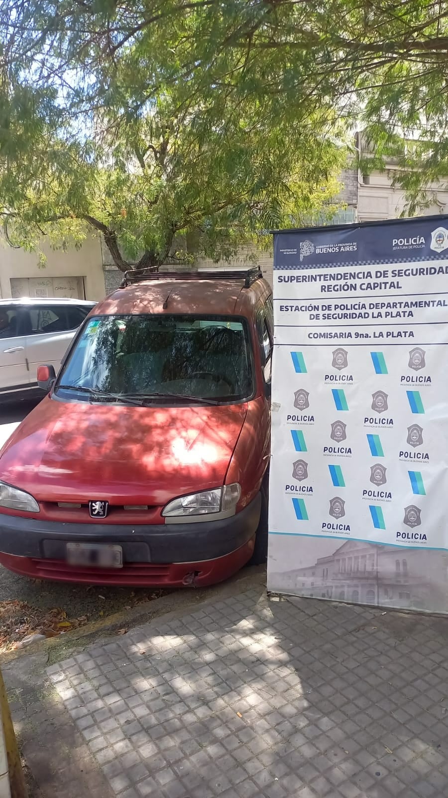 El vehículo incautado, una camioneta roja, permanece bajo custodia policial en la dependencia de La Plata