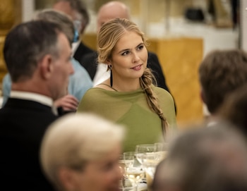 La princesa Amalia, durante una cena con miembros del Consejo de Estado en el Palacio Noordeinde. (REMKO DE WAAL / POOL / ANP).
