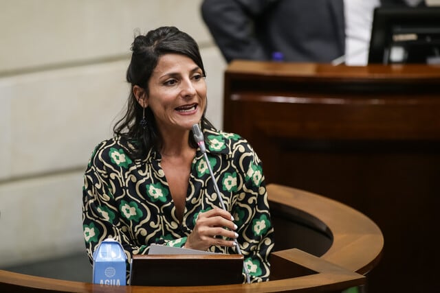 La ministra Irene Vélez anunció tres paquetes de medidas, incluyendo acciones urgentes en represas cuyos niveles críticos amenazan a comunidades ribereñas - crédito Colprensa