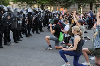 Manifestantes se arrodillan frente a