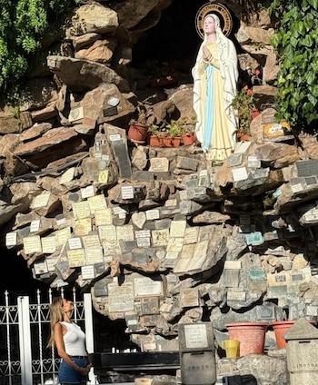 María Belén Ludueña, muy devota de la Virgen de Lourdes, le agradeció por el embarazo de Vito (Instagram)