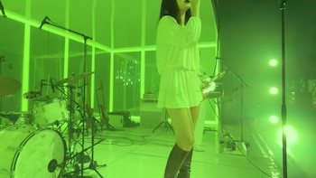 Charli XCX rompe con la tradición nupcial: usó su vestido de boda en un concierto antes de casarse y apuesta por reutilizarlo