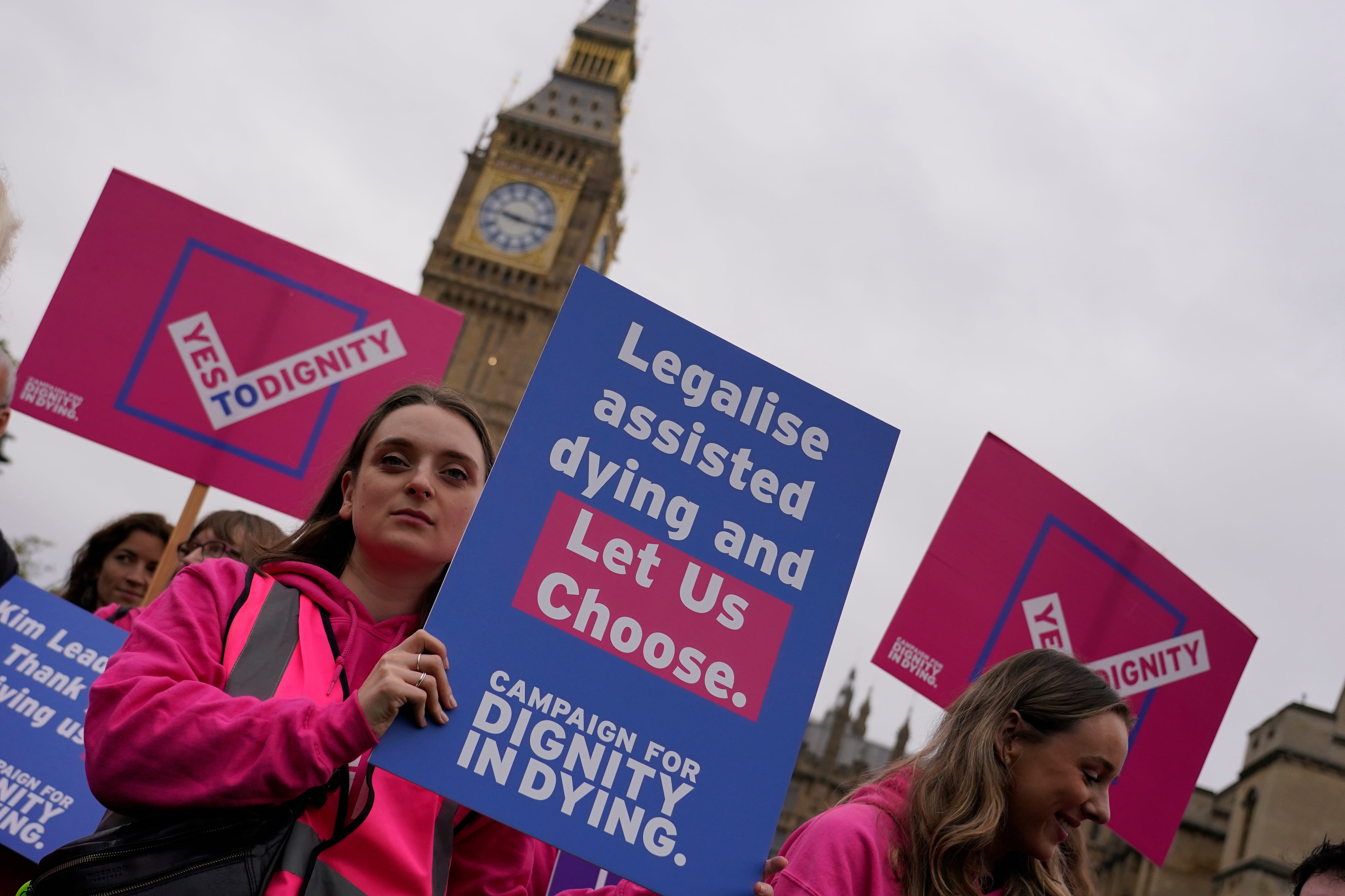 Una protesta a favor del derecho al suicidio asistido en Londres el 16 de octubre del 2024. (AP foto/Alberto Pezzali)