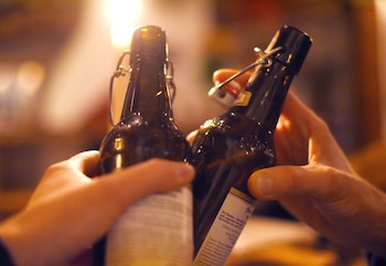 ARCHIVO - Dos personas brindan