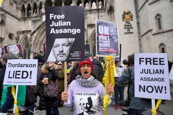 Manifestantes sostienen carteles ante la Corte Real de Justicia en Londres, el martes 20 de febrero de 2024. (AP Foto/Kirsty Wigglesworth)