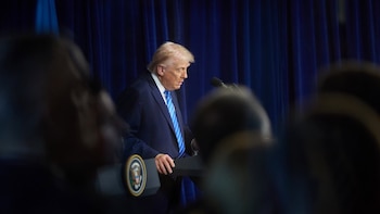 Trump anuncia que retira a