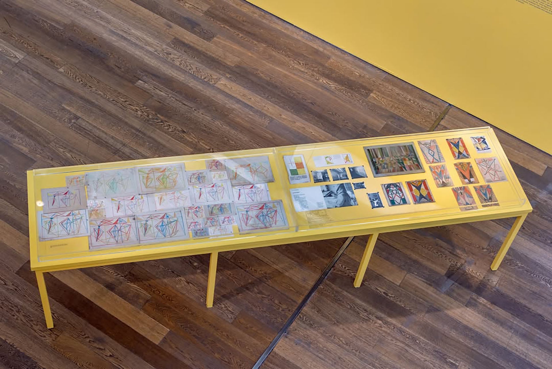 En el inicio de la exhibición se encuentra la intención de revelar el papel que Derbecq desempeñó en el ámbito cultural de Buenos Aires