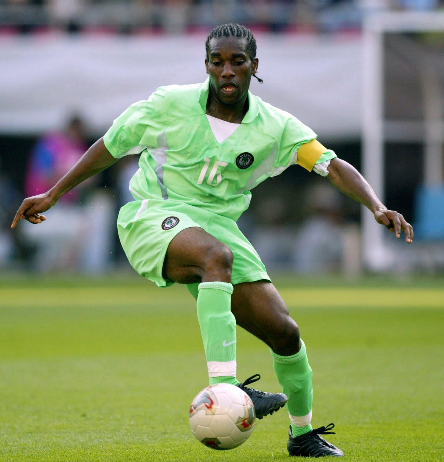 Okocha con el balón en los pies. (Martin Rose/Bongarts/Getty Images)