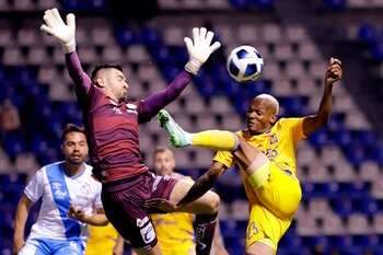 El arquero Anthony Silva (i)