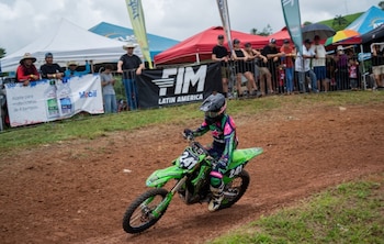 La Unión Panameña de Motociclismo destacó el coraje indomable y la destreza de la joven atleta fallecida.