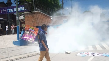 La reelección de Walter Mazariegos como rector de la USAC desata protestas en Ciudad de Guatemala