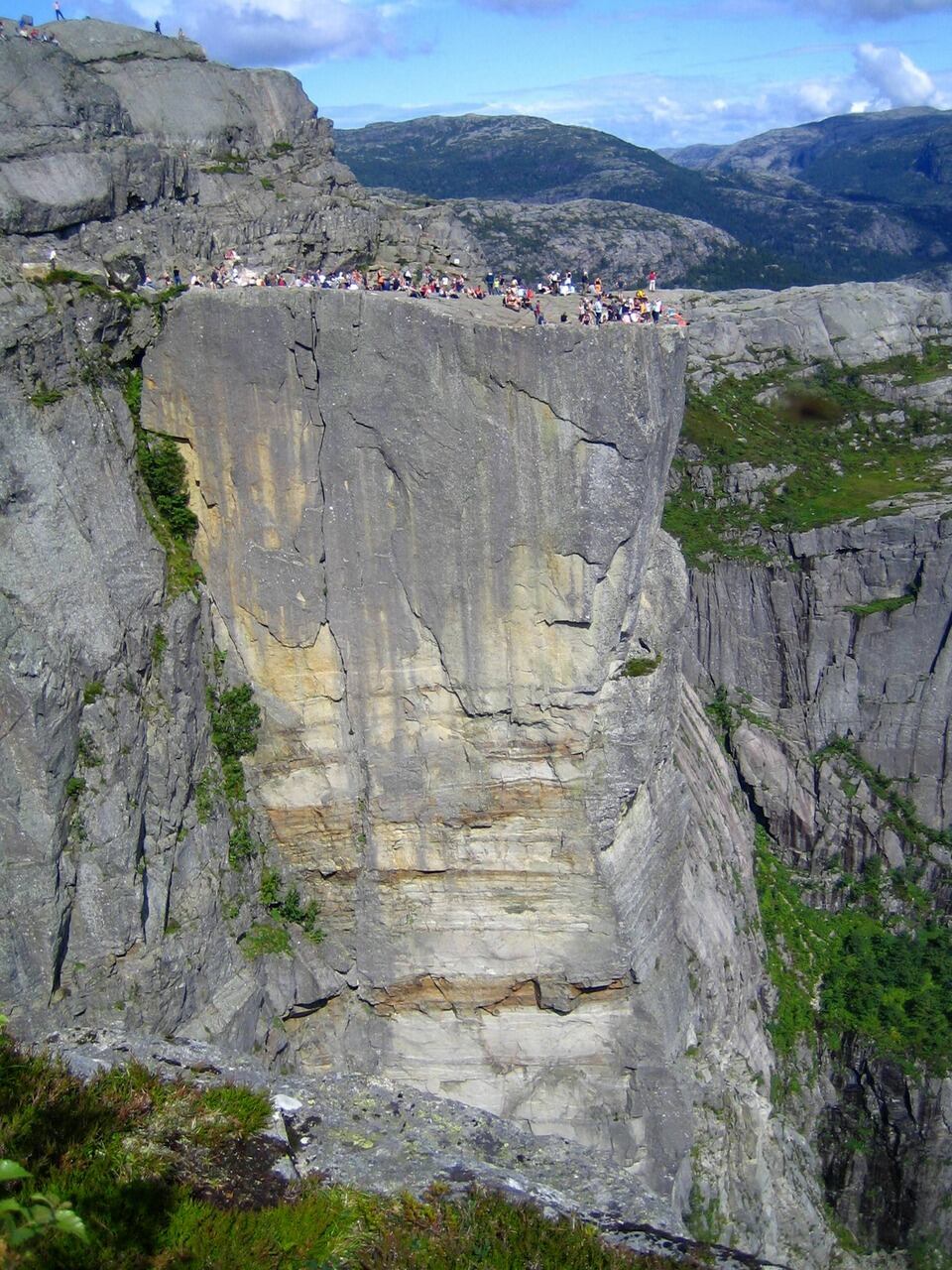 Senderistas ascienden ocho kilómetros para alcanzar la cima y observar la caída vertical sobre el agua