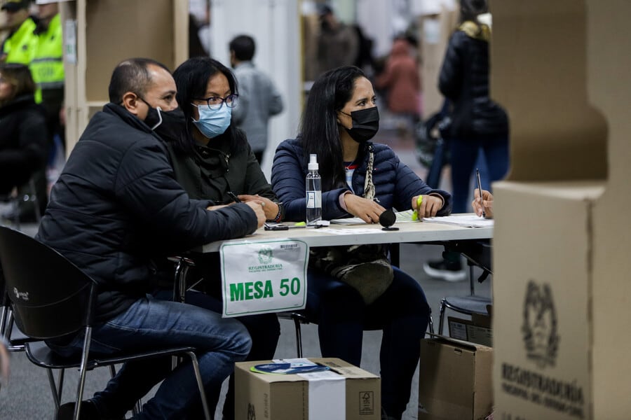 Ser jurado de votación otorga beneficios como un día de descanso remunerado y la posibilidad de usar el certificado para desempates en concursos públicos - crédito Sergio Acero /Colprensa
