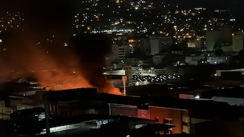 Bomberos necesitaron más de siete horas para controlar el fuego que alarmó a vendedores y residentes del sector comercial.