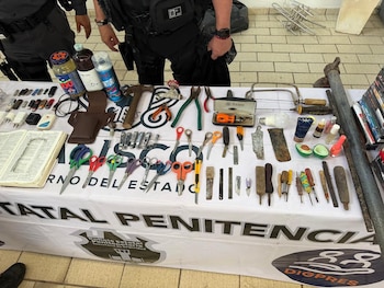 Objetos asegurados durante un operativo en el Ceinjure Costa Norte de Puerto Vallarta, entre ellos puntas metálicas, herramientas y artículos no permitidos al interior del penal. (Crédito: Secretaría de Seguridad de Jalisco)