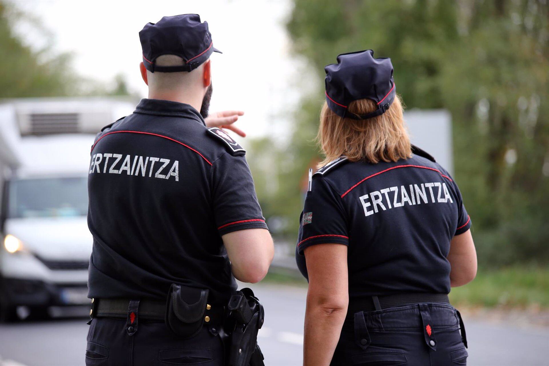 Dos agentes de la Ertzaintza (Ertzaintza)