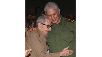 Raúl Castro reapareció en público en un acto político en La Habana tras las sanciones a sus familiares y al dictador Miguel Díaz-Canel