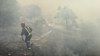 Los efectivos trabajan en el entorno del río Cofio, en la Comunidad de Madrid, para contener el incendio de la sierra Oeste. (112 Comunidad de Madrid)