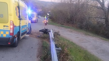 Muere un motorista de 48 años tras salirse de la vía y colisionar con una bionda en Riós (Ourense)