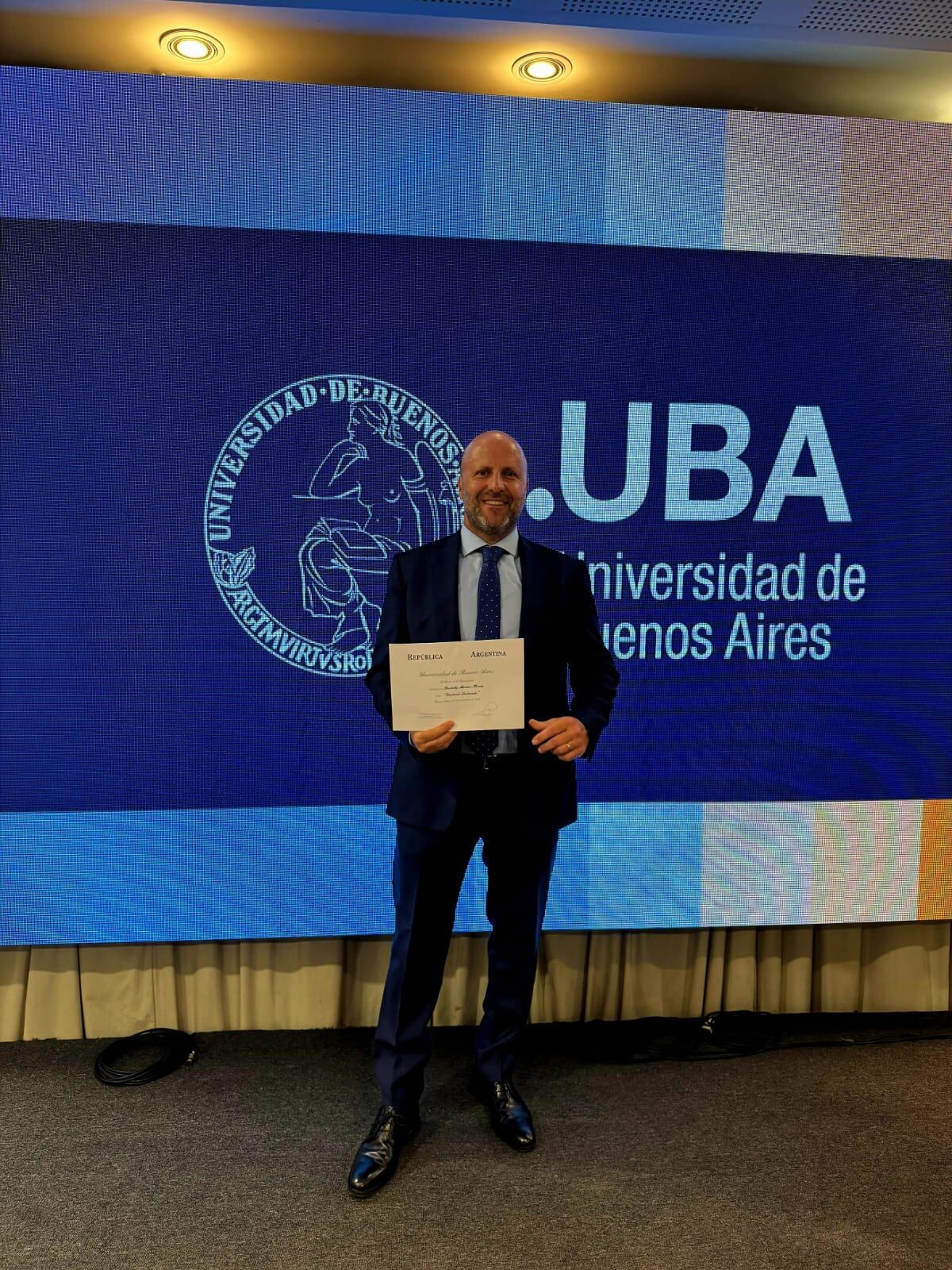 El Dr. Mariano Hernán Borinsky, juez de la Cámara Federal de Casación Penal y graduado del Carlos Pellegrini, distinguido en la ceremonia por su trayectoria académica en la Universidad de Buenos Aires