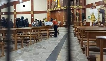 El policía estaba vestido de