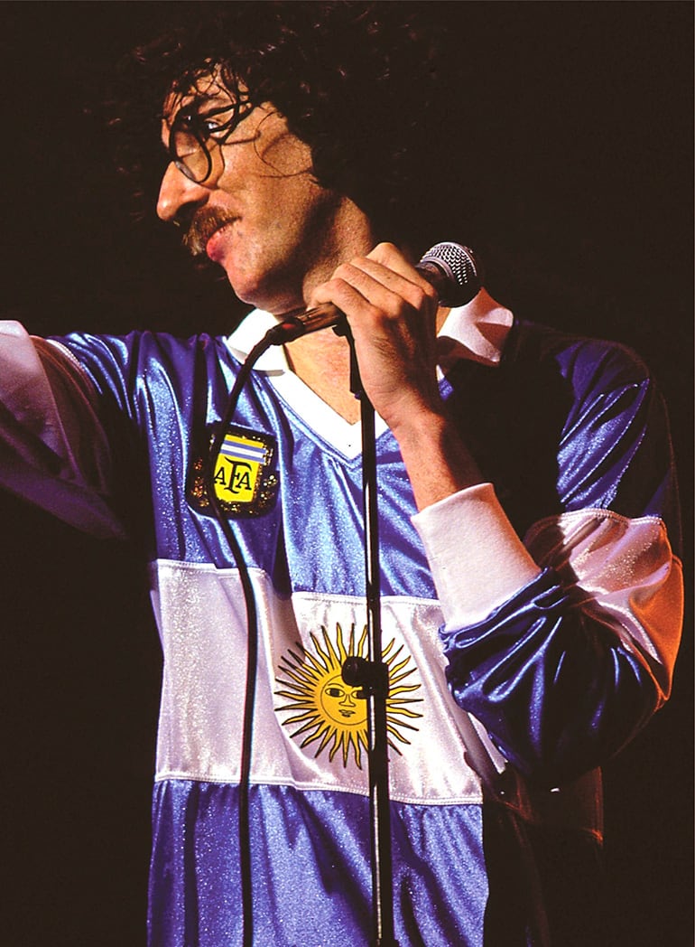 Charly García se puso la camiseta con la bandera para cantar en un recital