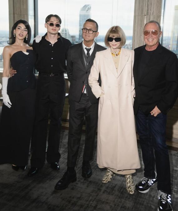 Kenia OS y Peso Pluma durante edición de la NYFW. (IG: keniaos)