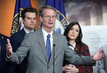 Burchett cuestiona la limitada información que recibe el presidente de Estados Unidos sobre fenómenos aéreos no identificados según información clasificada (REUTERS/Kevin Lamarque).