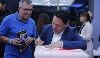 El libro reúne conversaciones con líderes nacionales e internacionales sobre IA, liderazgo, educación, emprendimiento e innovación.