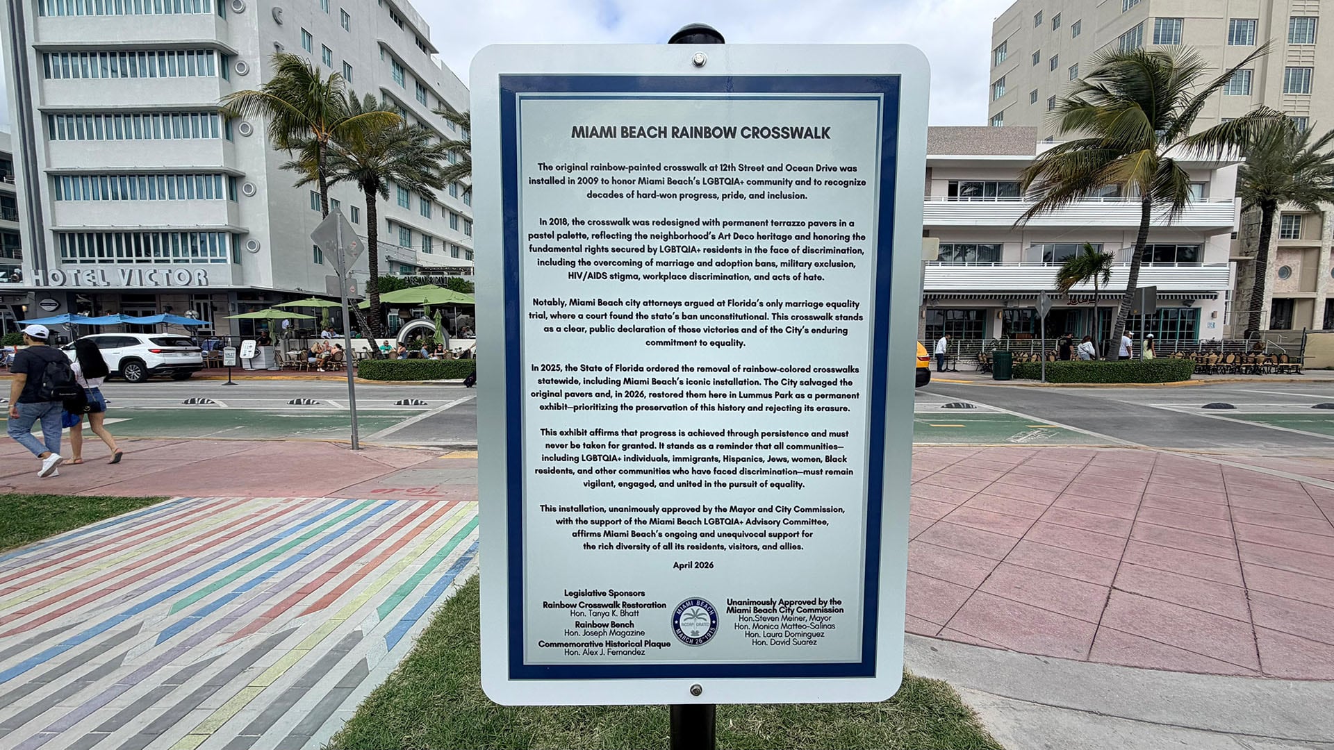 La exhibición, compuesta por más de 3.600 adoquines recuperados del cruce original, simboliza la lucha por los derechos y la memoria histórica en Miami Beach. (Opy Morales)