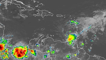 Imagen satelital muestra la onda tropical que afecta el Caribe central, generando lluvias y tormentas eléctricas sobre República Dominicana y otras islas de la región (Cortesía: INDOMET).