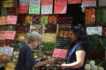 Una mujer compra frutas y