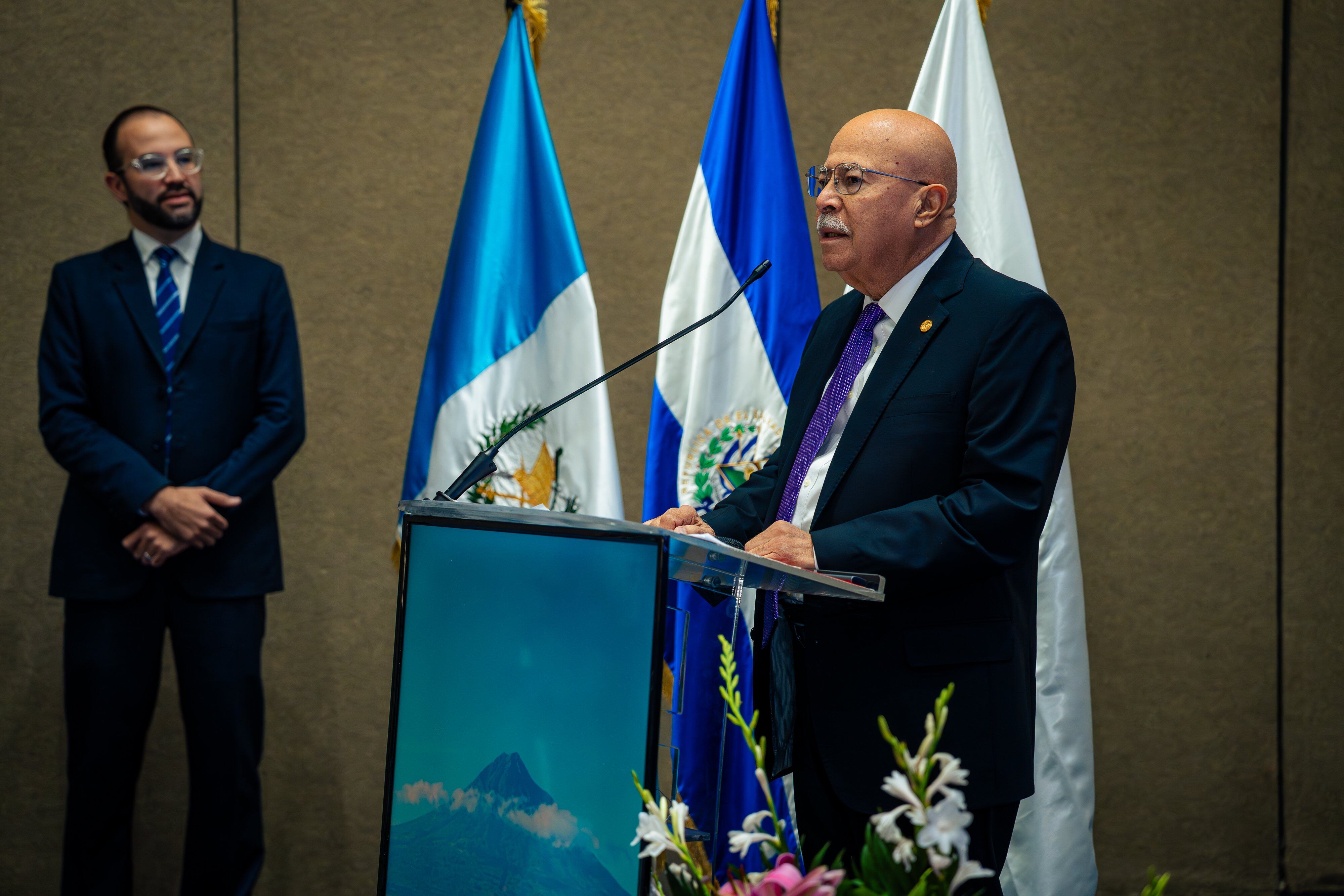 El embajador de Guatemala en El Salvador, Antonio Castellanos, participó en el lanzamiento de “Destino Guatemala” (Foto cortesía @RadioTGWTV).